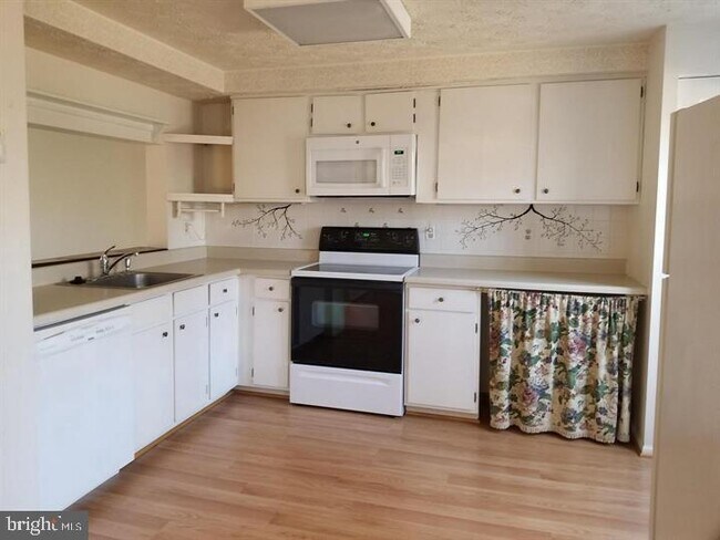Building Photo - 9086 Tiffany Park Ct