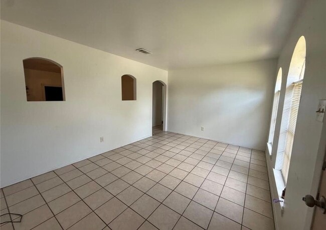 Building Photo - This Just In! New To The Market!