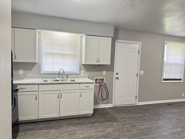 Foto del edificio - Great location 3 bedroom 1 bath home near ...