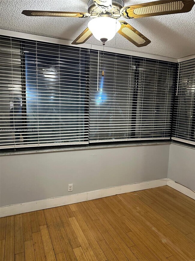 Foto del edificio - 8040 Hampton Blvd