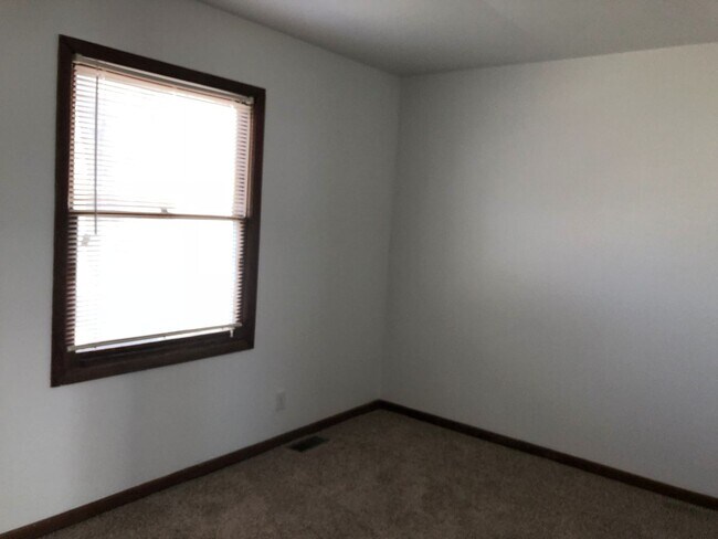 Foto del edificio - Spacious Rock Island Home with Yard and Garage!