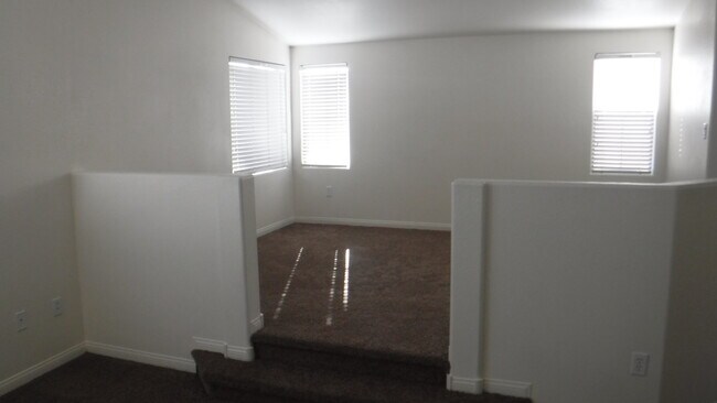Foto del edificio - MASTER BDRM+BATH+RETREAT AREA/SEPARATE BED...