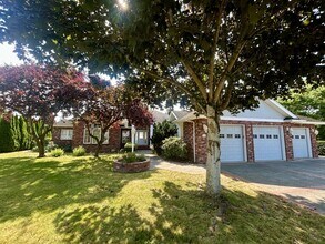 Building Photo - 560 E Maberry Dr