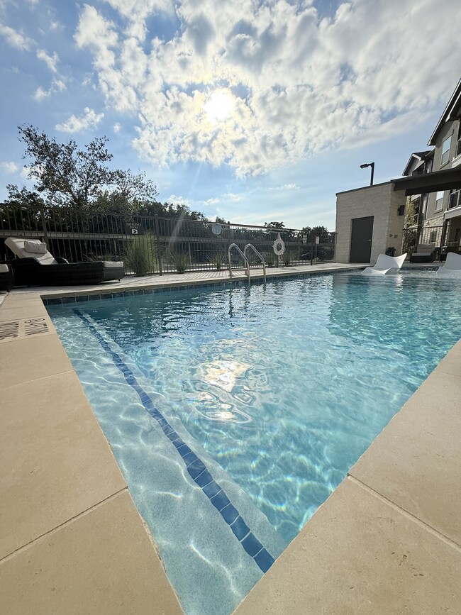 Piscina con tumbonas - BARONS PARK