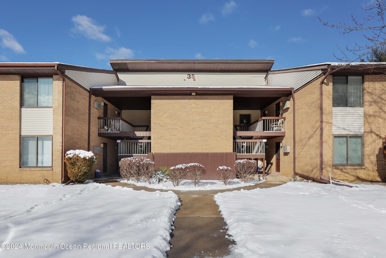 35 Amberly Dr, Manalapan Township, NJ 07726 House Rental in Manalapan Township, NJ