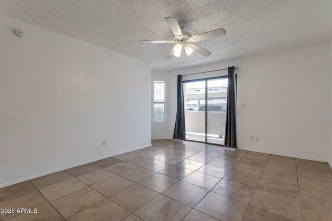 Foto del edificio - 4850 E Desert Cove Ave