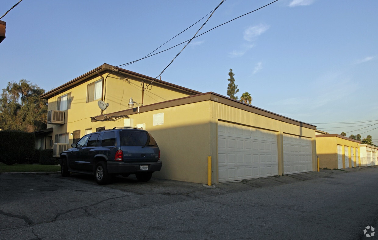 Building Photo - 1070 Springfield St