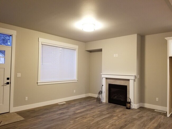 Building Photo - Mill Park Home - 3 bdrm, 2.5 bths, 1592 sq. ft.