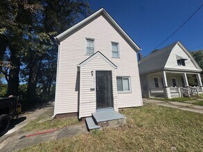 Building Photo - 9611 Dunlap Ave