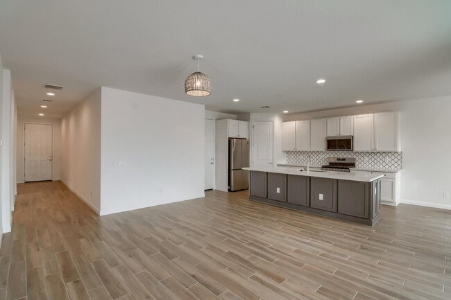 Building Photo - Laveen Home