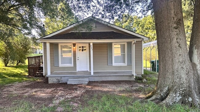 Building Photo - 903 W Alabama Ave