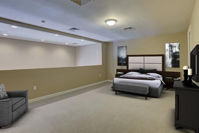 Building Photo - 914 Main St