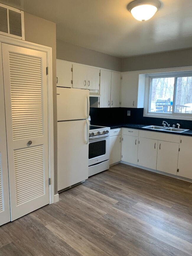 Building Photo - 855 Butternut Dr