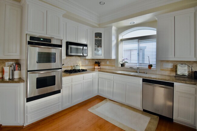 Kitchen - Ample storage space - 2212 Marshallfield Ln