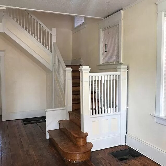 Entrance and stairs - 1008 Brooklyn Ave