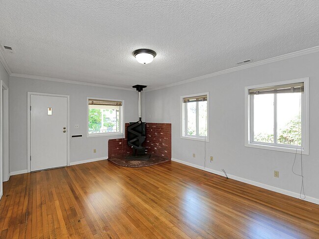 Foto del edificio - Small, cute 3-bdr/1-bath Kenton home w/ fe...