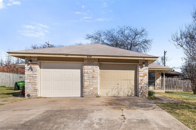 Building Photo - 608 Country Aire Dr