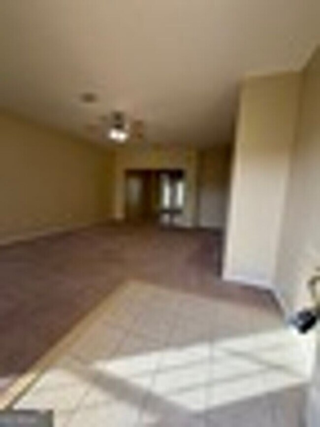Building Photo - 200 Royal Palms Ave