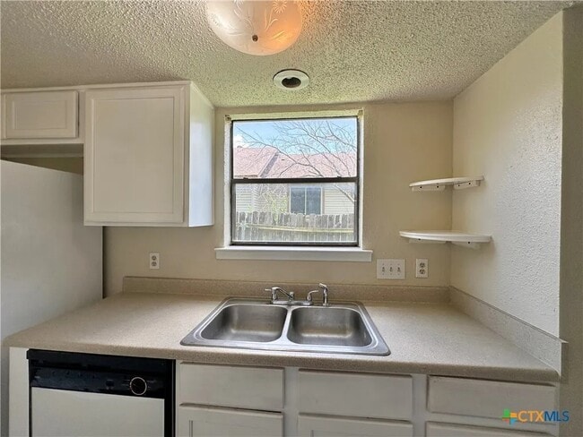 Building Photo - 1302 Royal Crest Dr