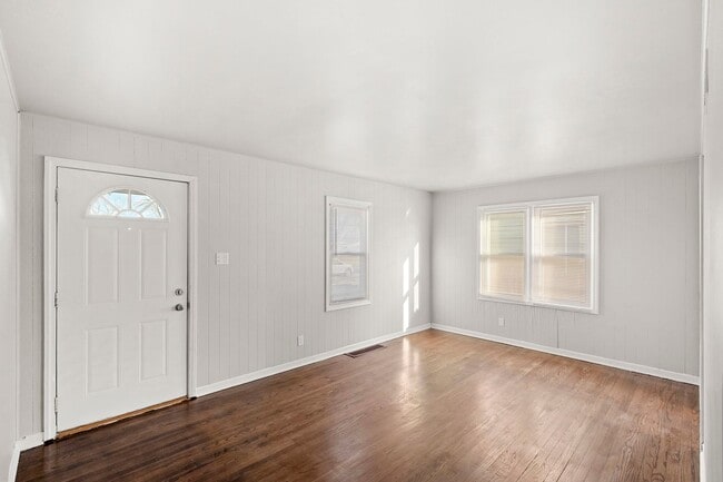 Building Photo - 2BD/1BA Home In Highland IN
