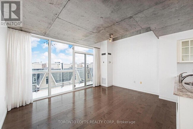 Photo du bâtiment - 954-954 King St W