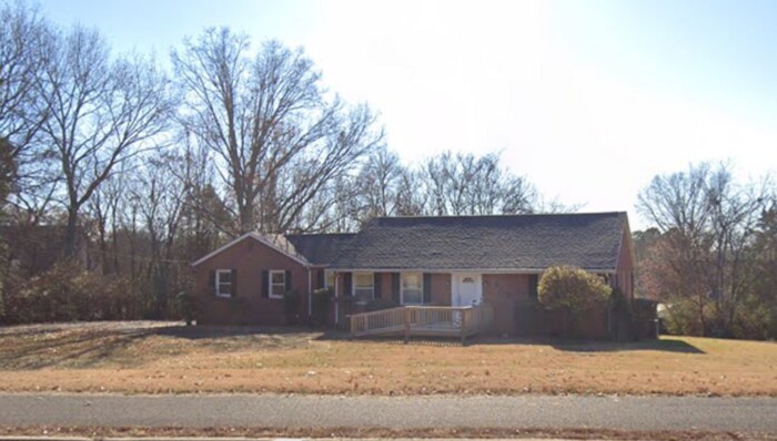 Foto principal - 3 bed, 2 bath, 2 car garage Cape Cod style...