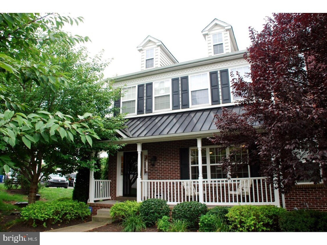 Primary Photo - 1220 Rosemont Terrace