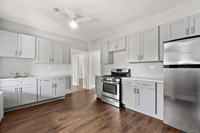 Building Photo - 5101 W Wrightwood Ave