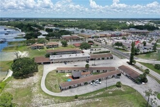 Building Photo - 1001 Lakeview Dr
