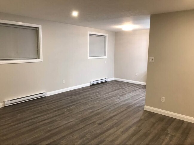 Building Photo - LIKE NEW! 2 Bedroom Apartment with Parking *  St. Thomas  * Available NOW