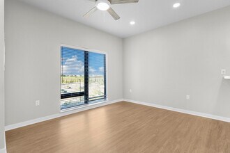 Building Photo - Center Stage