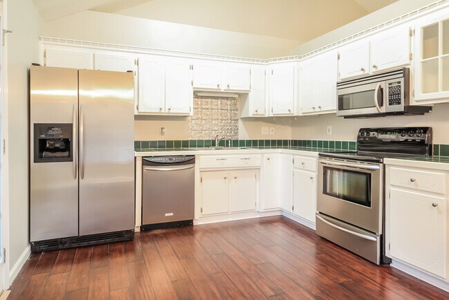 Foto del edificio - 704 Dunwoody Dr