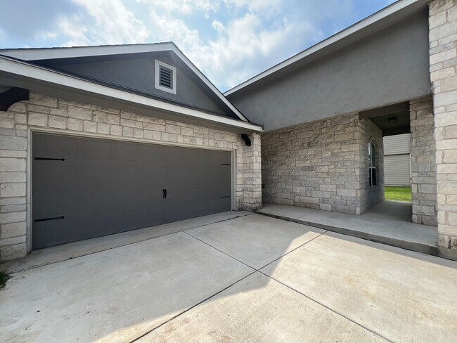 Foto del edificio - Beautiful 3/2 home in Oak Creek Estates,  ...