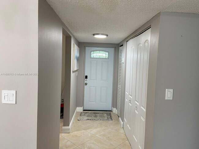 Foto del edificio - 8340 Sands Point Blvd