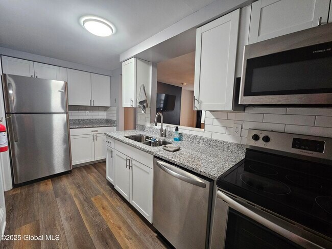 Building Photo - 15 Ten Broeck St