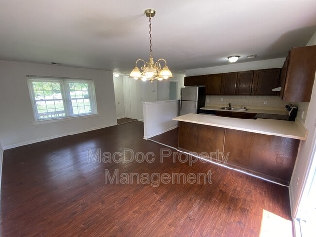 Building Photo - 905 Kilarney Dr