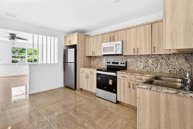 Foto del edificio - 1350 NE 149th St