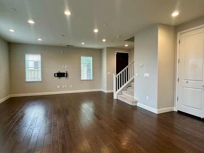 Building Photo - Bright & Spacious Newark Condo!