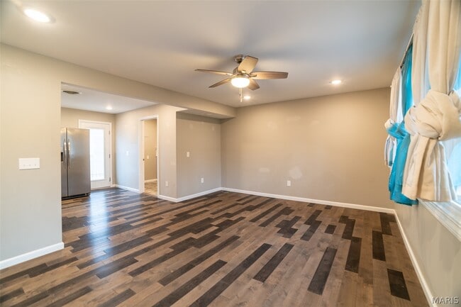 Building Photo - 204 Hillsdale Dr