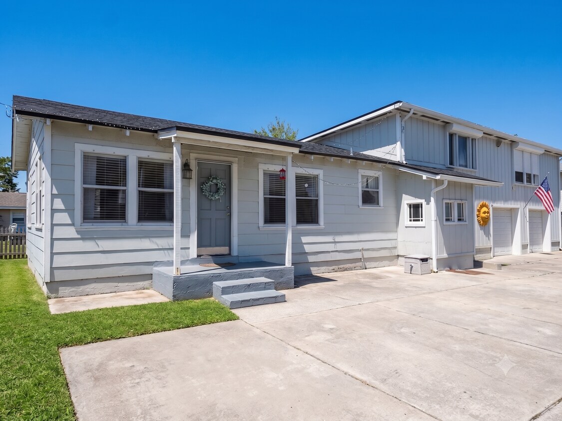 Building Photo - Coastal Living Just 2 Blocks from Jacksonville Beach - 2 Bed/2 Bath, Pet Friendly, Attached Garage!