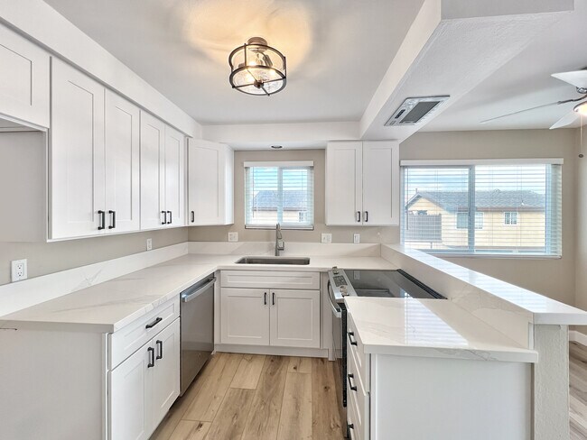Ambas propiedades tienen una cocina completamente remodelada - 16941 Sims Ln
