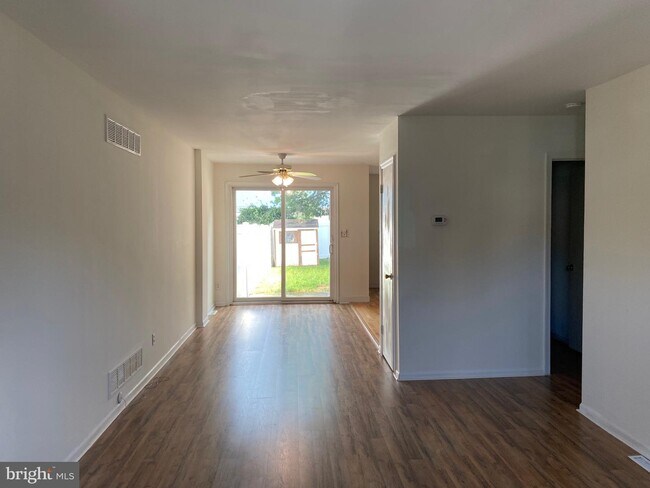 Building Photo - 325 Barley Dr