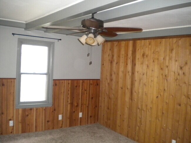 Building Photo - Cute and pet friendly for $695!