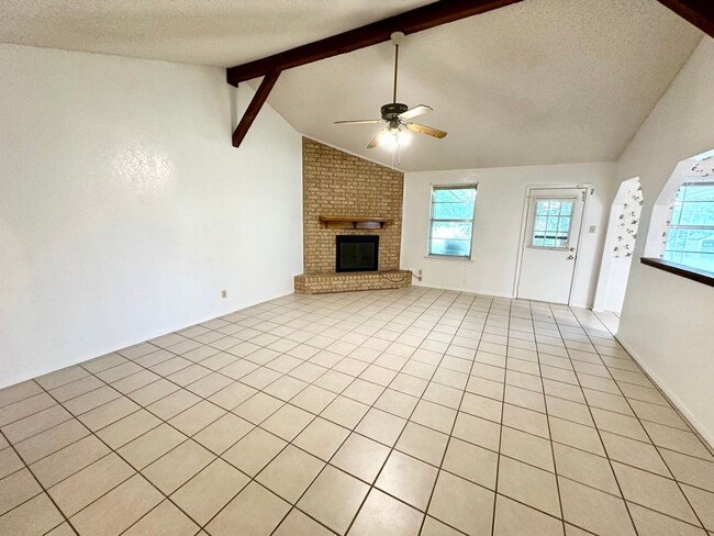 Building Photo - Spacious 3/2 in Midway ISD