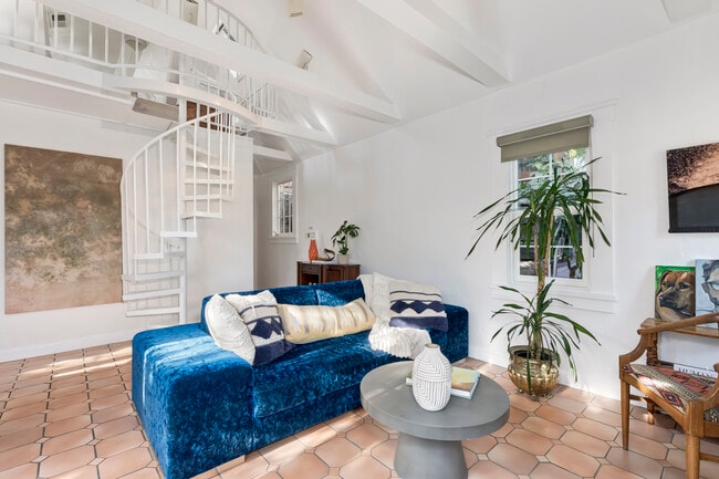 Foto del edificio - 2427 N Gower St