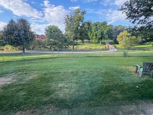 Building Photo - LIVE IN A PARK!