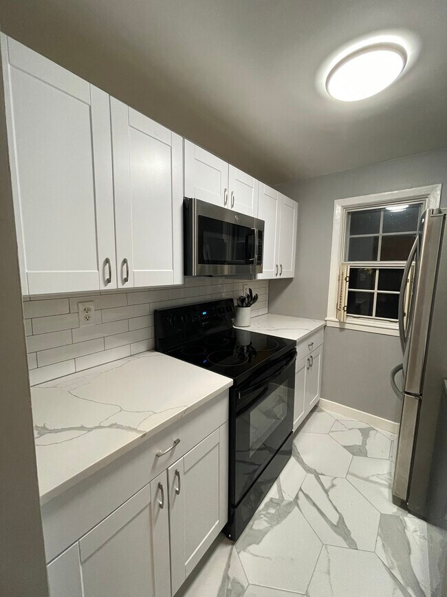 kitchen oven/microwave - 820 S Arlington Mill Dr