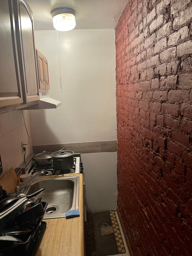Building Photo - 545 Halsey St