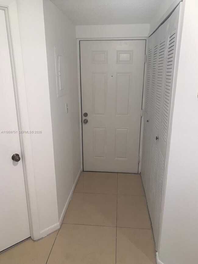 Foto del edificio - 8290 Lake Dr