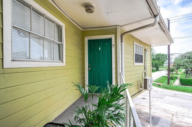 Building Photo - 1711 Fourcade St